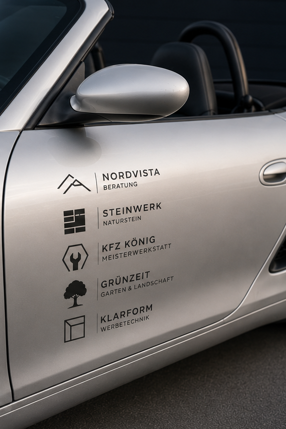 Neutrales Sportwagen-Mockup mit Community-Namen auf der Folierung